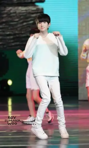 【王源 1108王源的森林小夜曲生日会】#王源15岁首献原创弹唱##王源