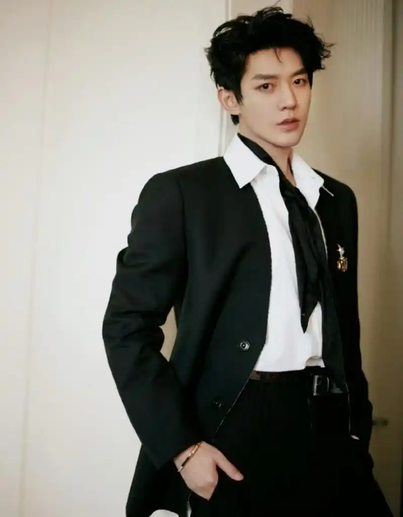 卷发背头,适配. 白衬衫黑西装,氛围拉满.