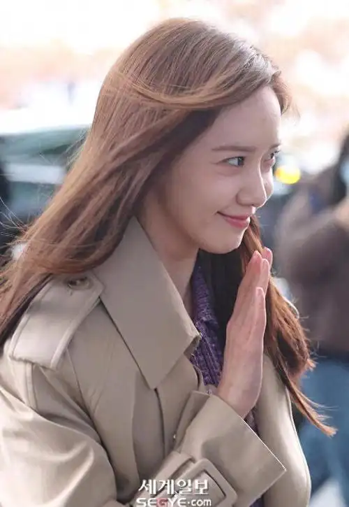 状态超好林允儿机场时尚美照