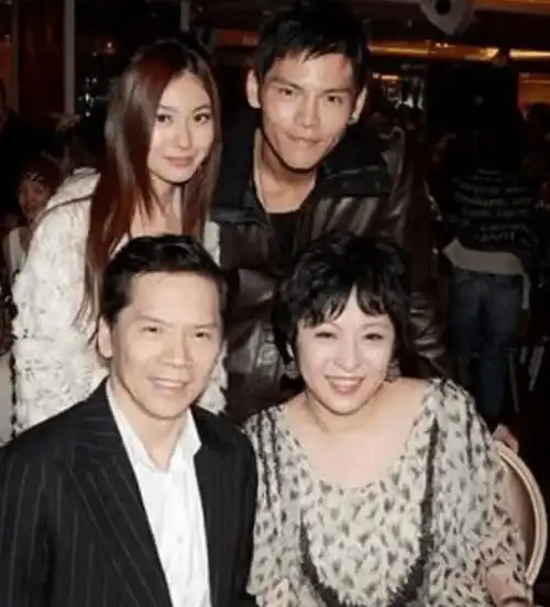 向华强女儿向咏恒,42岁身家数十亿仍单身,李小龙在母亲床上去世_丁佩