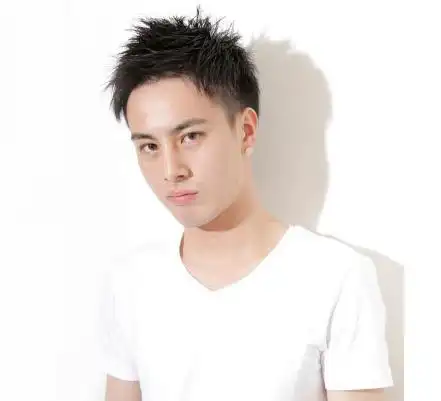 夏季男生无刘海发型露出额头更潇洒