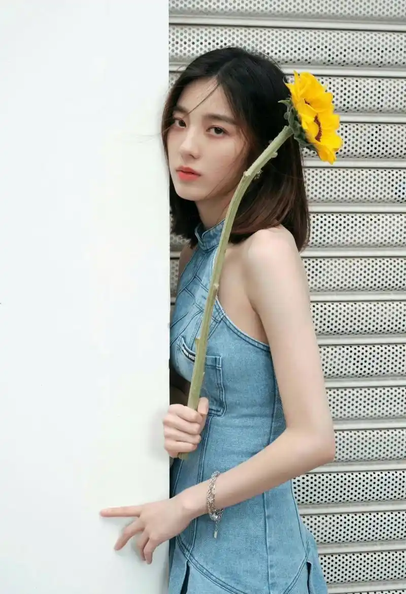 万鹏牛仔百褶裙写真,身材纤细,明媚动人