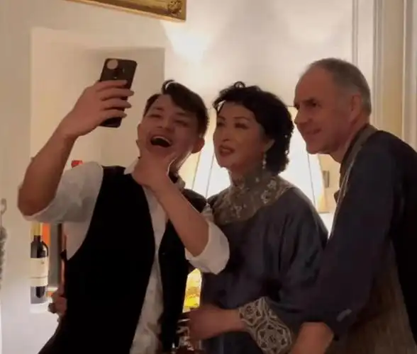 金星携全家庆新年,与二婚老公甜蜜依偎,18岁儿子罕曝光五官英气