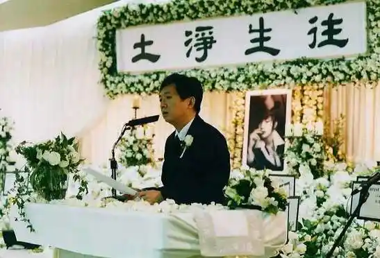 图文:众亲朋好友向梅艳芳遗体道别-扶灵成员