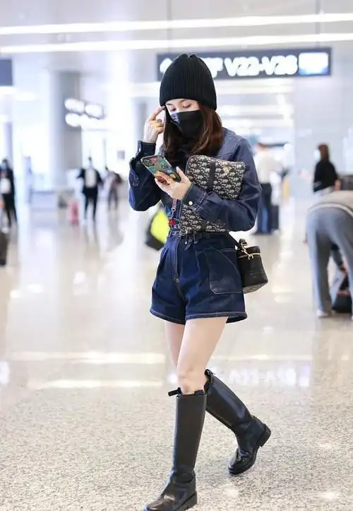 看不出王子文没到1米6穿连体裤秀比例腿太细靴子好似挂不住