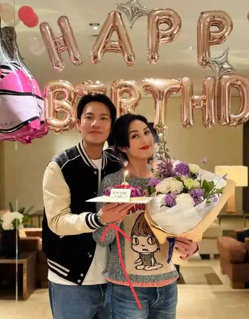 杨千嬅50岁生日,丁子高高调晒夫妻甜蜜照,对老婆称呼引网友爆笑_照片