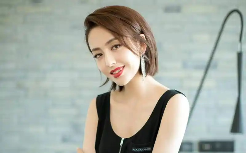 对艺术有着浓厚的兴趣和执着的追求 勤奋 刻苦 不言放弃的人—佟丽娅