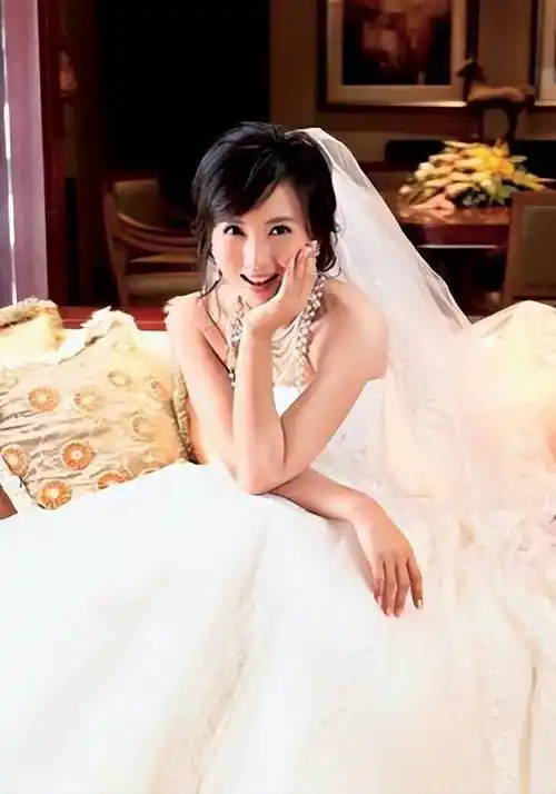 两女一儿乖巧文静颜值高,富豪老公像跟班_妈妈_孩子_时候