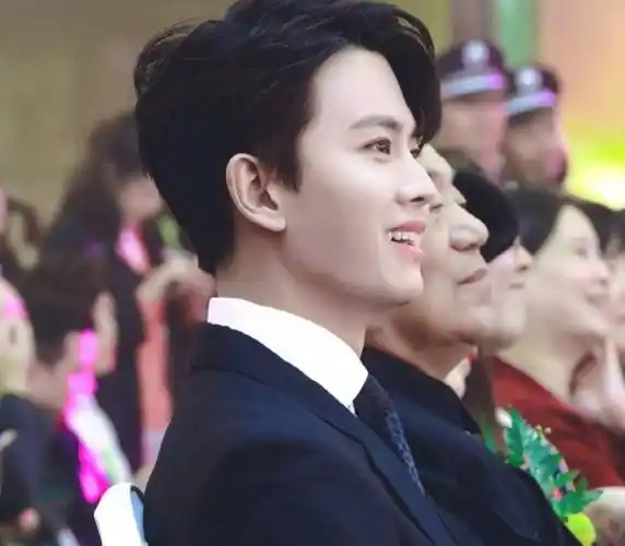 任嘉伦喜欢嘟嘴,小动作吸粉,粉丝都想亲一口了_角色_时候_卖萌