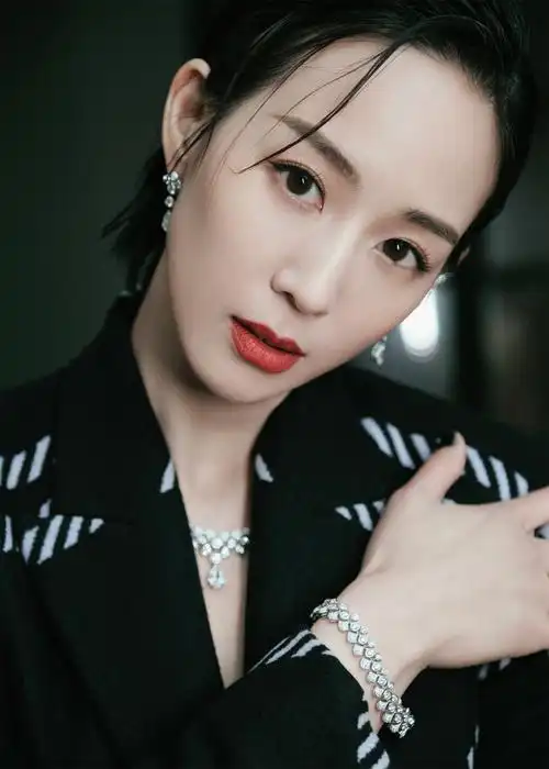 张钧甯出席gq盛典 菱格风衣高级清冷魅力尽显