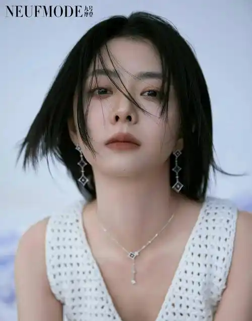 谭松韵飘雪情书大片 穿白色镂空长裙清冷又性感 纯欲风拉满_样子_一身