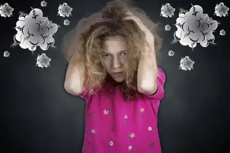 pullling心烦沮丧小女孩 pullling 她的头发,照片