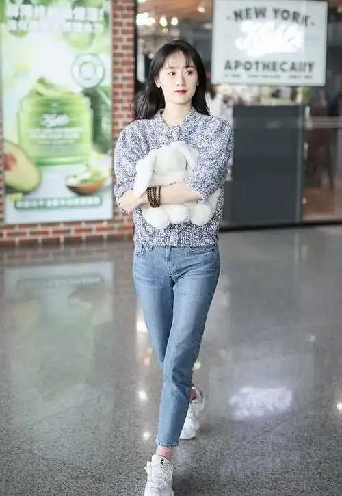 袁冰妍现身机场穿九分裤搭毛衣显腿长太怕冷不露脚踝穿长袜