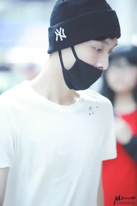 张艺兴分享170918今日主题帽子控福利戴帽子的甜兴盐兴机场兴舞台兴