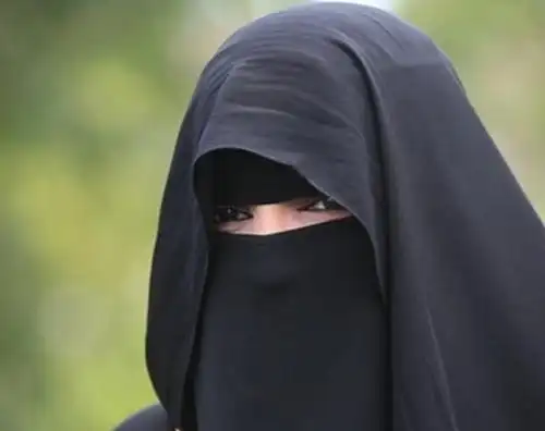 河南现黑衣蒙面女 揭开面纱背后的故事