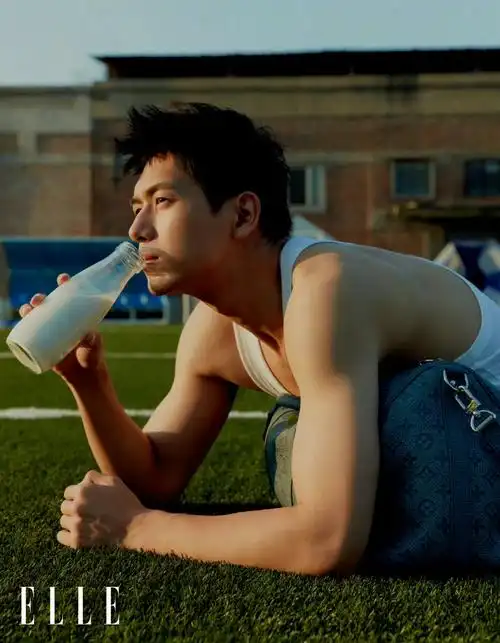 李现《elle 》封面大片,背心搭配牛仔裤造型简单……__财经头条
