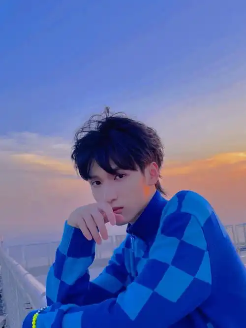 严浩翔蓝色格子小熊