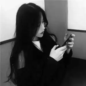 黑白女生头像高冷霸气黑与白的搭配让人感受到无限的魅力