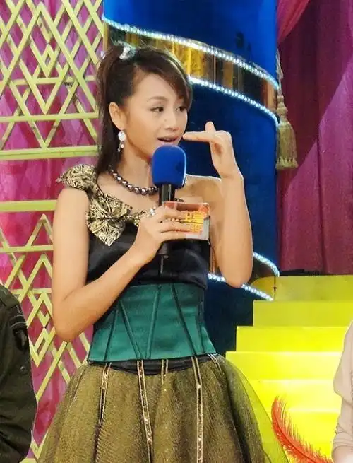 事实证明,"消失一年"的曹颖,已经走上了另一条"人生