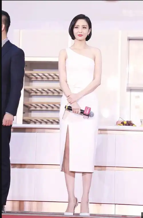佟丽娅一身白色斜肩开叉裙配一头短发杭州出席活动洁白无暇似少女