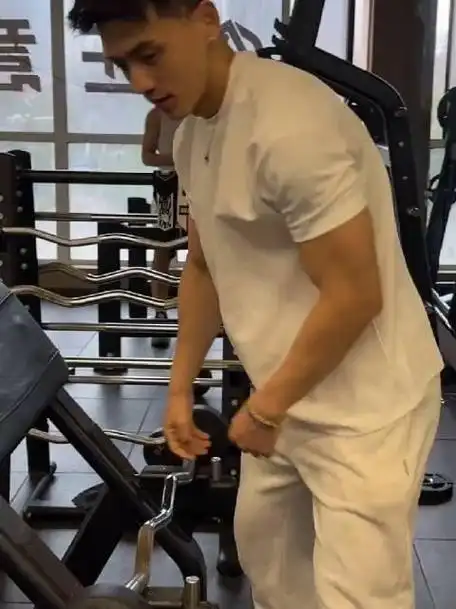 肌肉猛男撩起衣服就是腹肌