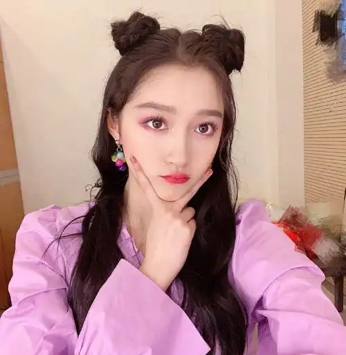 关晓彤染一头蓝发再上热搜,五官精致太显白了,发质看着也挺好