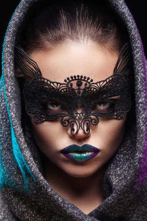 穿着灰色外套戴着面具的女人