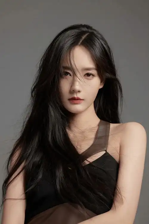 李一桐时尚造型:白璧无瑕,花容月貌