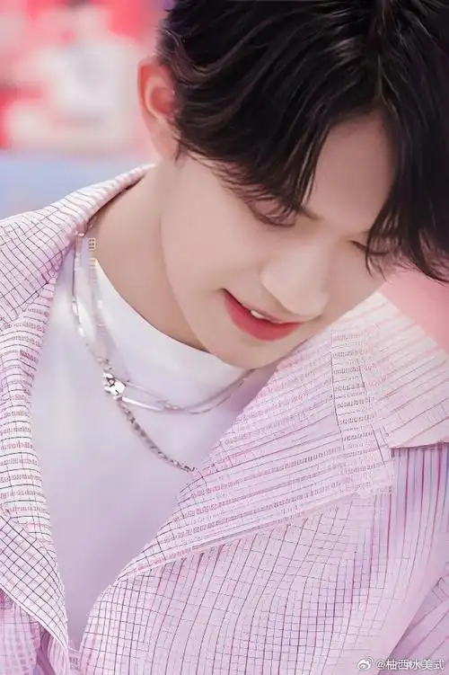 易烊千玺我们玺一直都很喜欢粉红色,还有那俩粉色小包包用了好久了