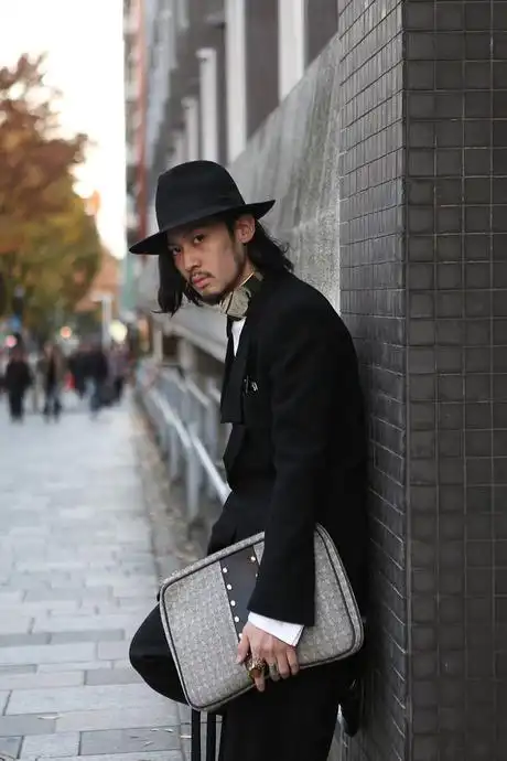 日本型男街拍 发型与帽子玩味时髦搭配(图)