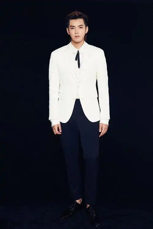 吴亦凡得罪摄影师?187硬生生被拍成160,胡子拉碴像没睡醒