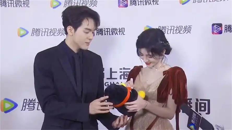 曾舜晞吃醋鞠婧祎给其他男人化妆,注意看鞠婧祎的反应,你吃醋了