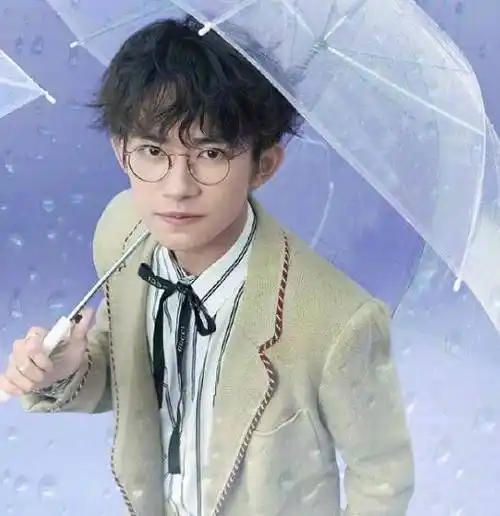 有种诱惑叫易烊千玺戴眼镜看到这正脸照网友直呼国民校草