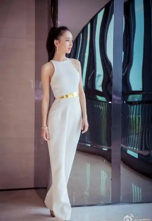 原创34岁佟丽娅穿白色连衣裙优雅时尚网友气质不输29岁baby