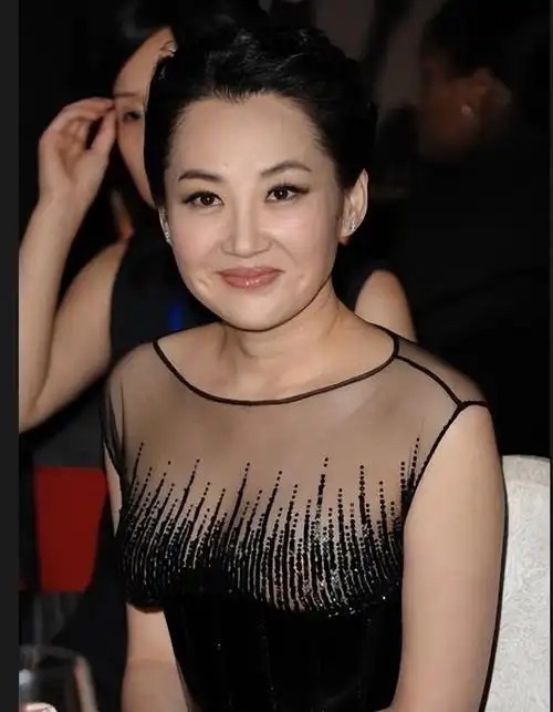 许晴是中国影坛的一位传奇女演员,她以她的火辣风采和出色的演技而