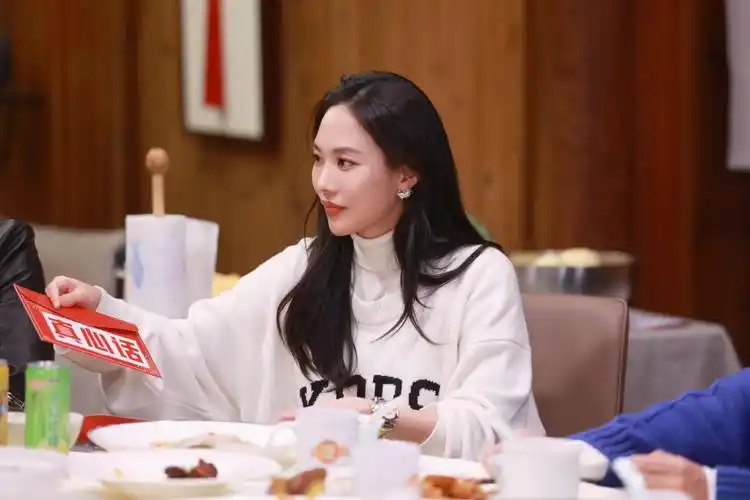 代言人#王霏霏  身穿michael michael kors 针织logo长袖毛衣出镜综艺