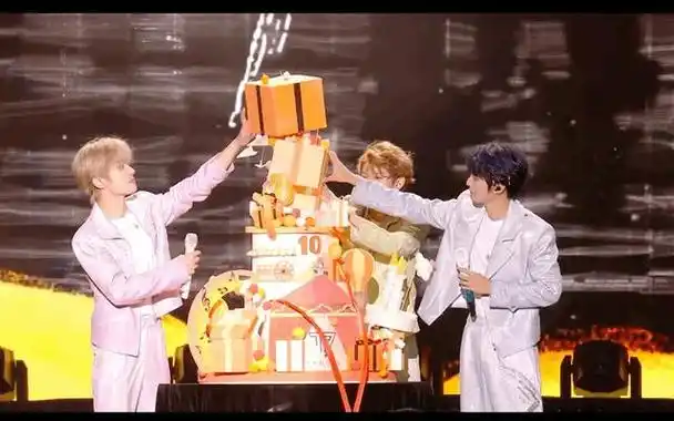 没见过这么敷衍的演唱会!灯牌辣眼,tfboys难听不互动,全程划水