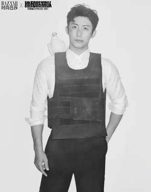 黄景瑜超话黄景瑜×时尚芭莎    黄景瑜×王一博《维和防爆队》时尚