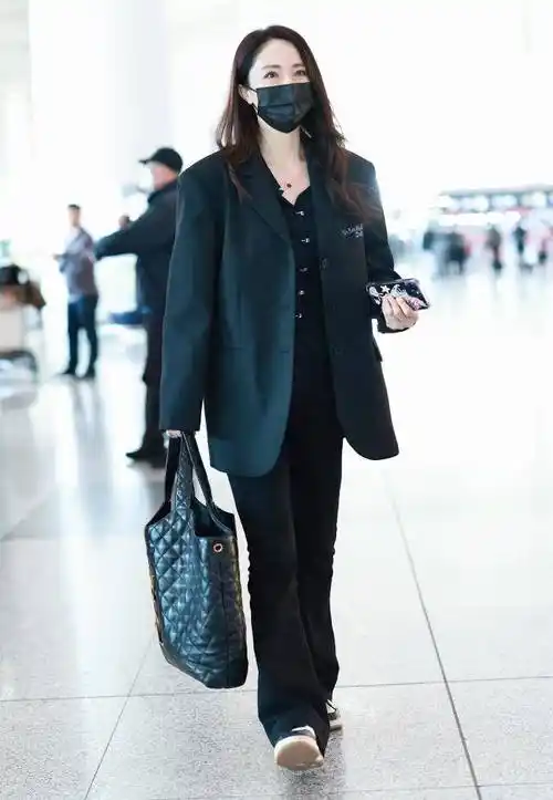 董璇上了年纪反而更美,穿西装走机场好俏皮,看着仍像"少女"_外套_时尚