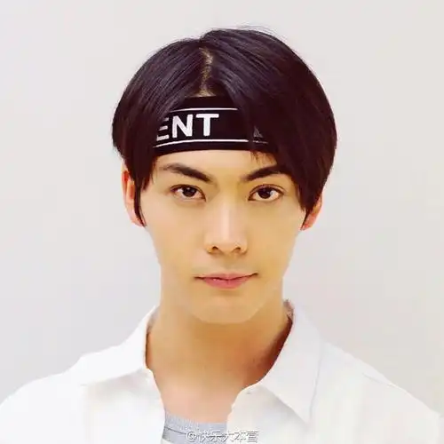 陈伟霆丸子头造型好看出新高度 画风多变帅气驾驭各种发型
