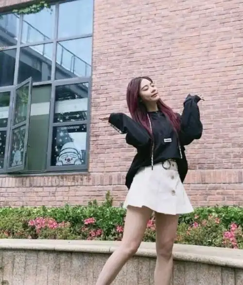 吴宣仪徐梦洁和紫宁对镜自拍穿搭青春时尚腹肌却成了亮点