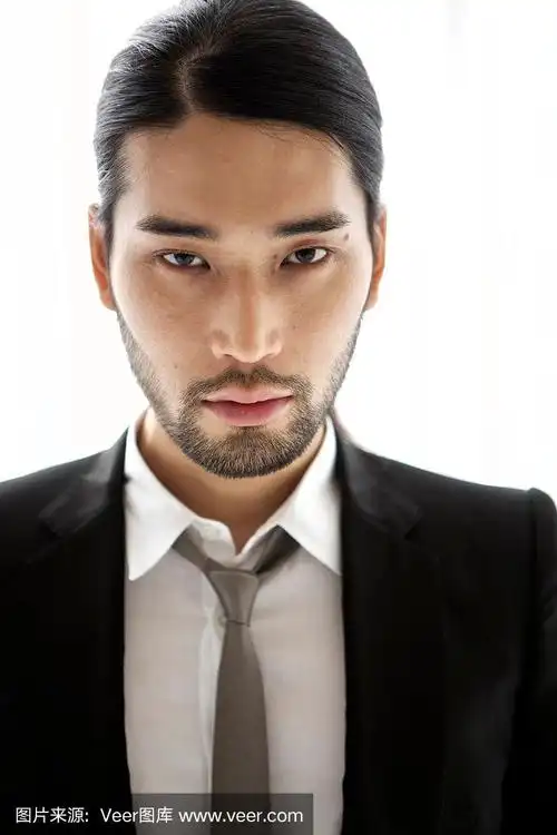 西装革履的日本帅哥