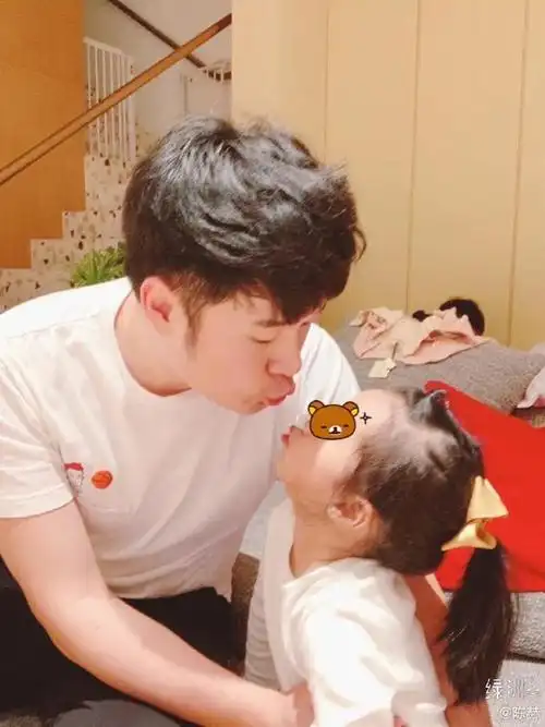 陈赫和女儿过情人节 隔空亲吻画面超有爱