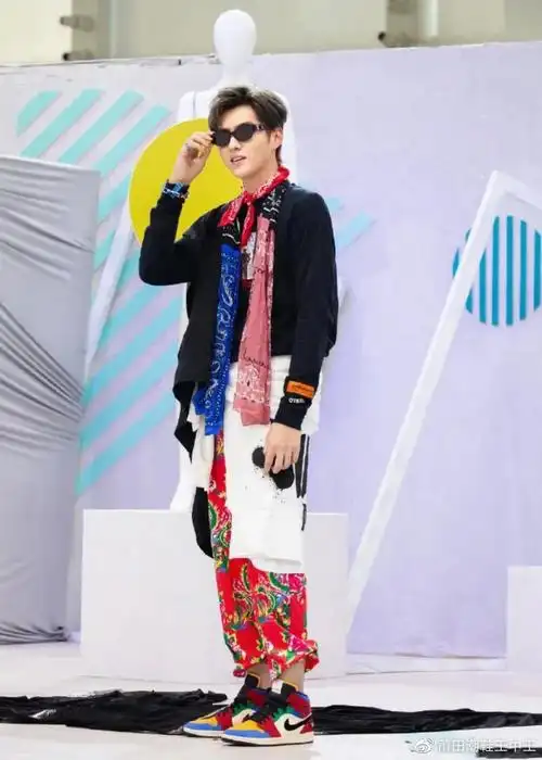 吴亦凡热狗疯狂带货这双鞋最快上脚女神还是朴山多拉