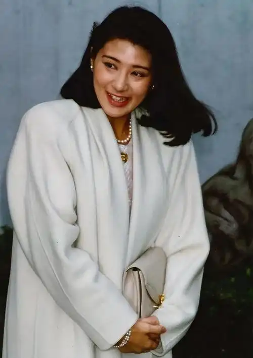 日本两代皇后美智子不愿与丈夫合葬雅子躲了6年还得嫁进王室