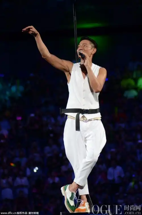 刘德华上海演唱会唱天意拭泪哽咽