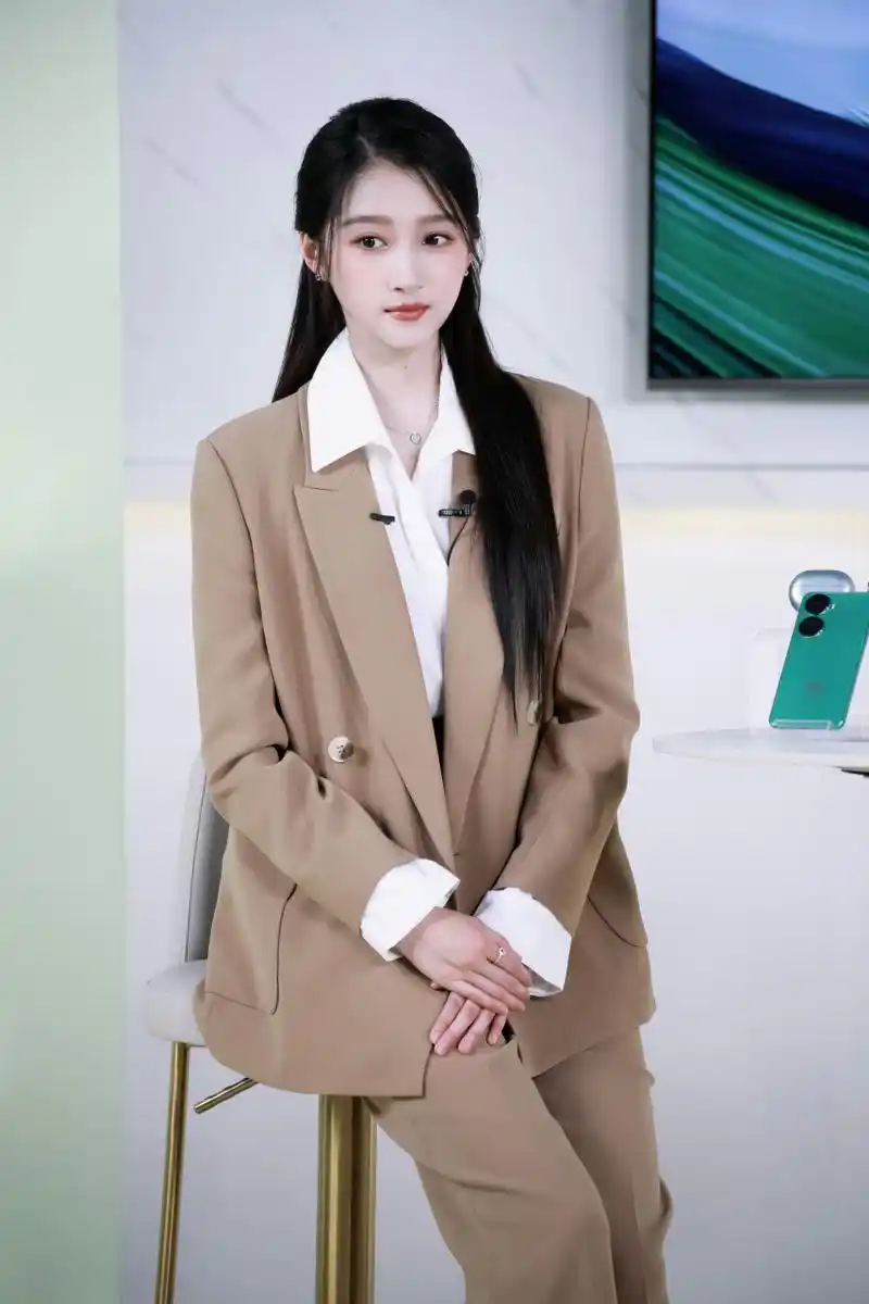 关晓彤西装干练