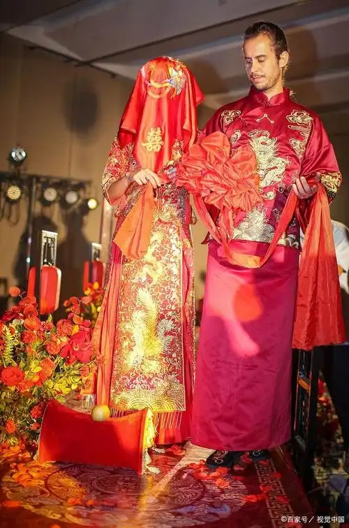 又称"秀禾","秀禾裙",是汉族女服中最经典,最具代表性的传统服装之一