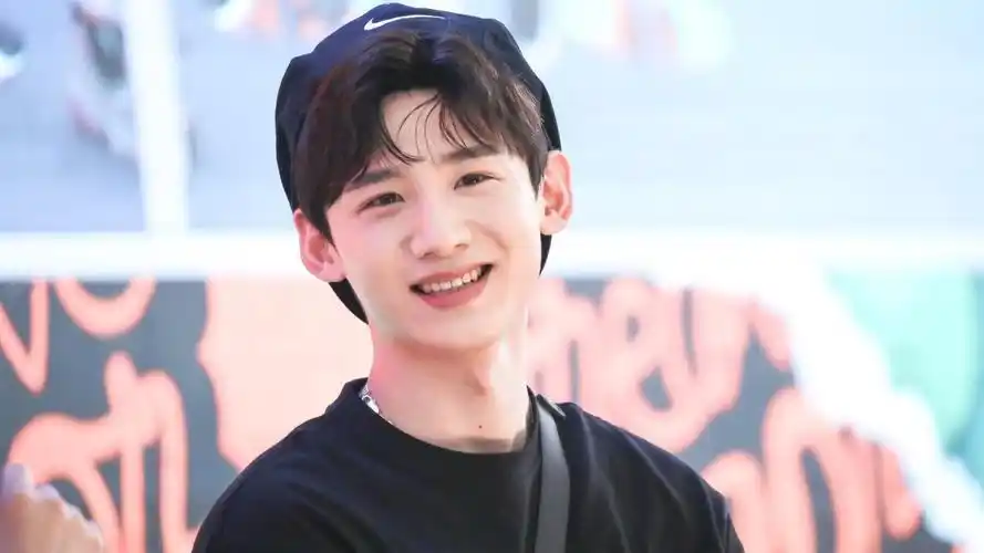 白敬亭粉丝丧尸式追星!不顾安保暴力破门,数人跌倒险发生踩踏