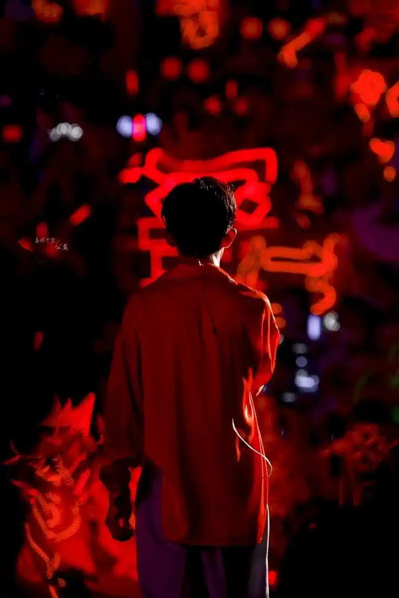 易烊千玺分享190922易烊千玺绝美背影杀你追逐世界我追逐你背影
